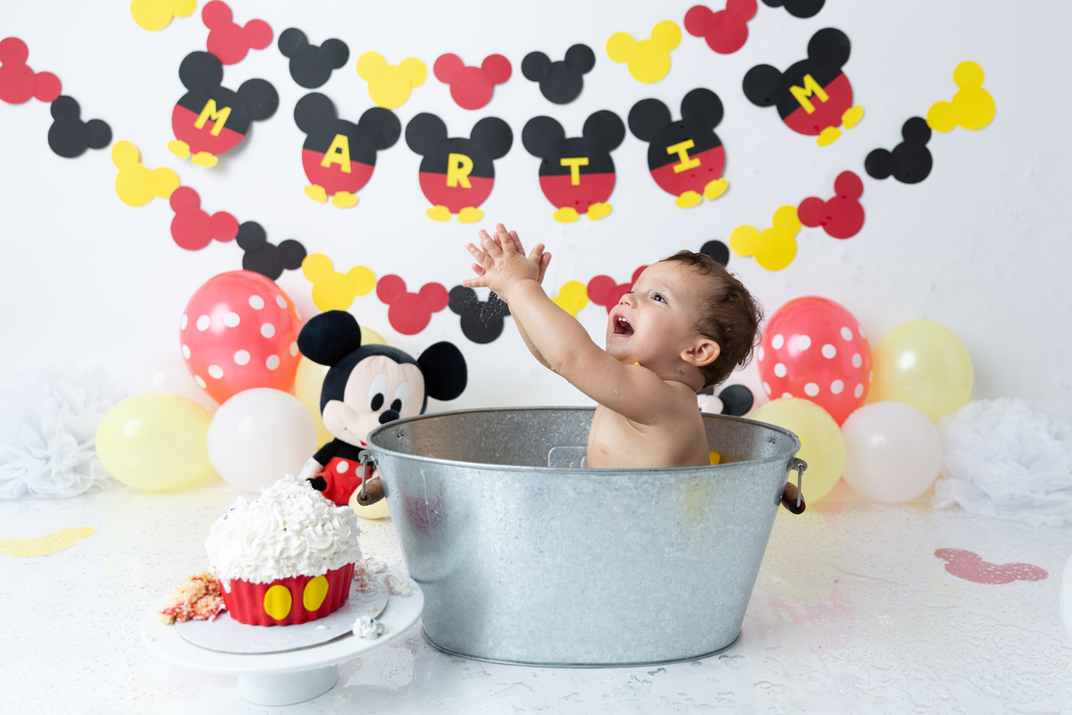 um banho merecido depois da sessão fotográfica de smash the cake