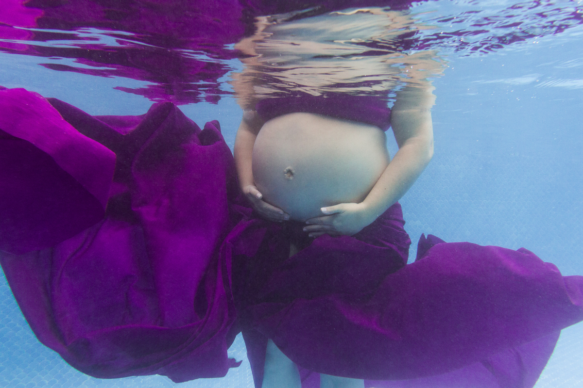 Sessão de maternidade maravilhosa, debaixo de água