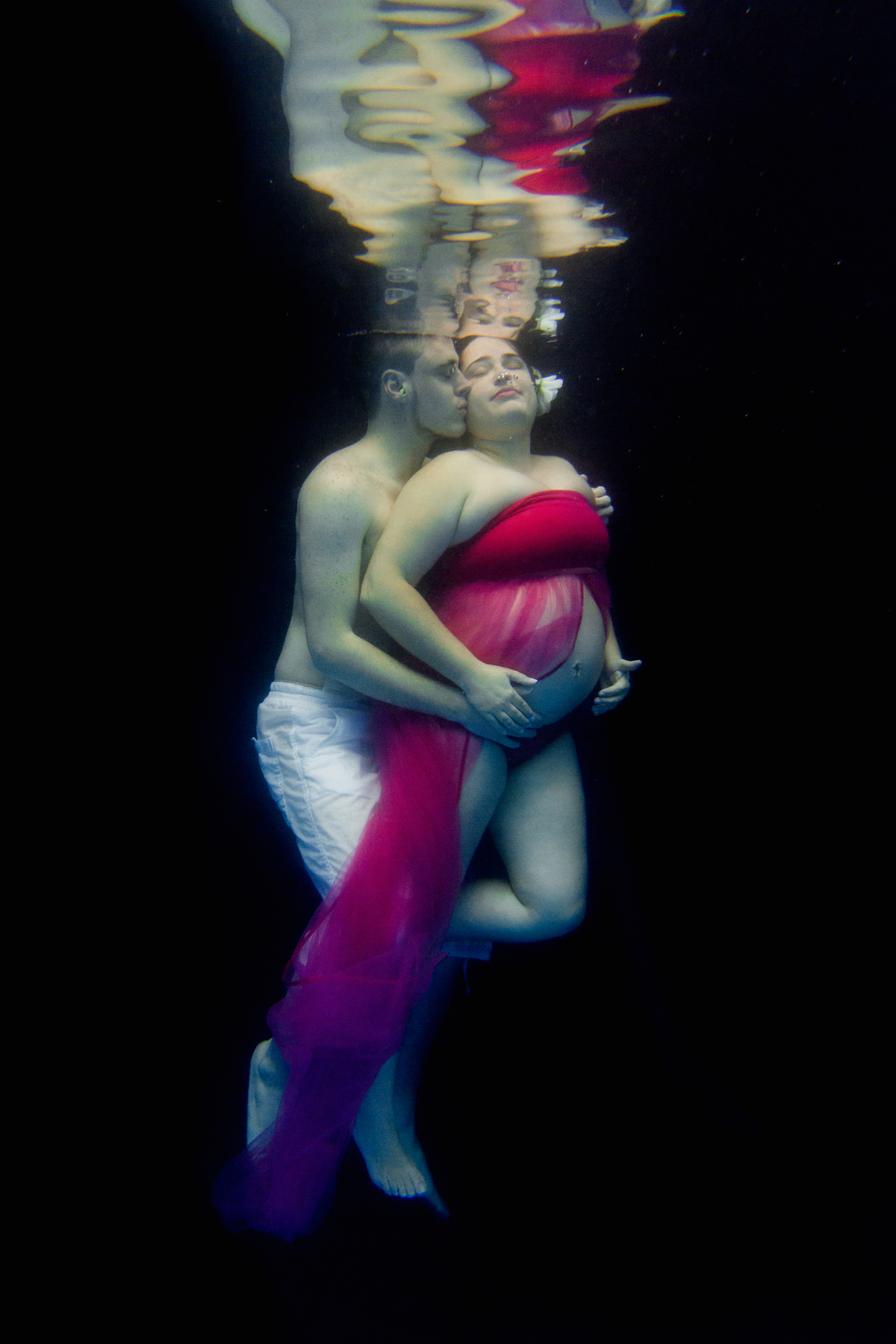 amor debaixo de água numa sessão de gravidez