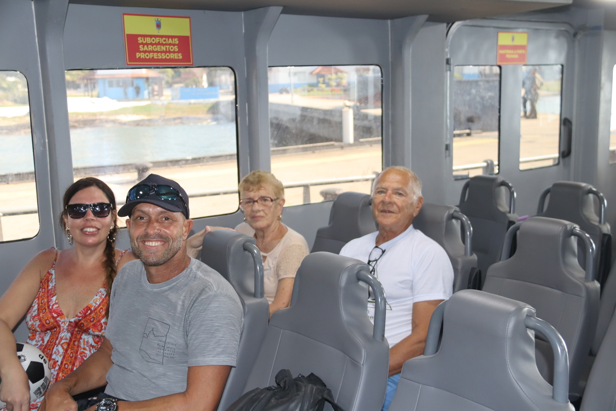 Filho do Sgto Barnabé visitando a Marambaia
