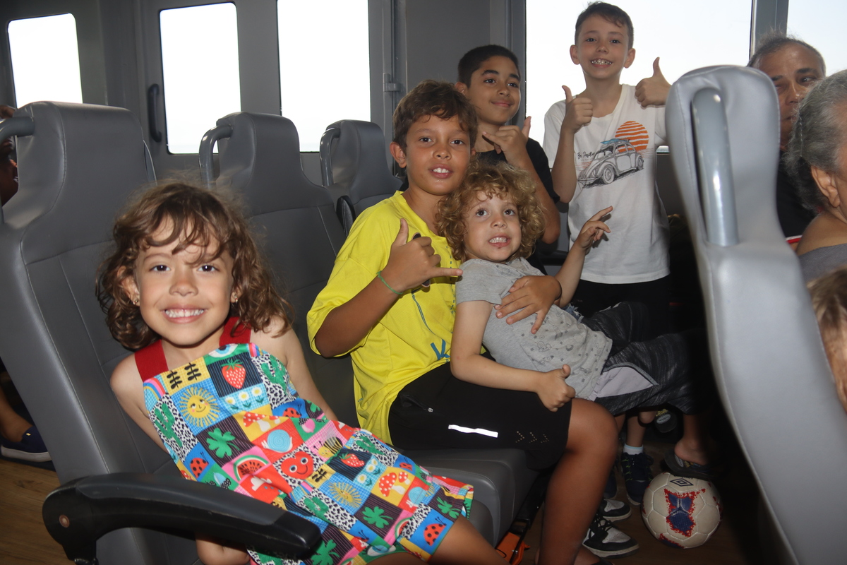 Netos do Sgto Barnabé conhecendo a Marambaia