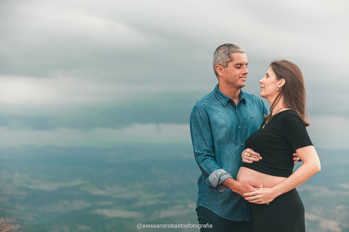 olhos se cruzam na sessao de fotos e ensaio de gestante em bh moeda com montanhas no topo do mundo na cor azul do pai camisa