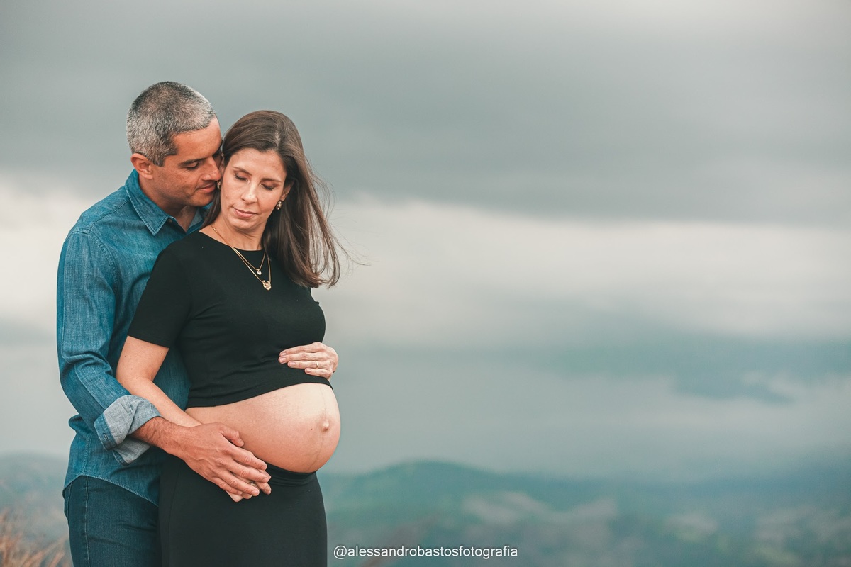 muitas montanhas no fundo da foto no topo do mundo da gestante bh renata