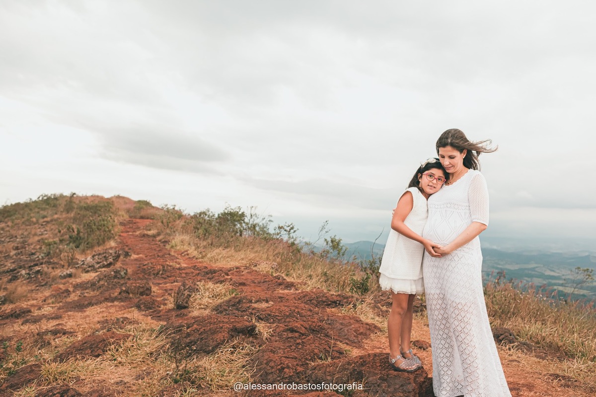 trilha no topo do mundo bh durante fotos de gestante com a mae e filha