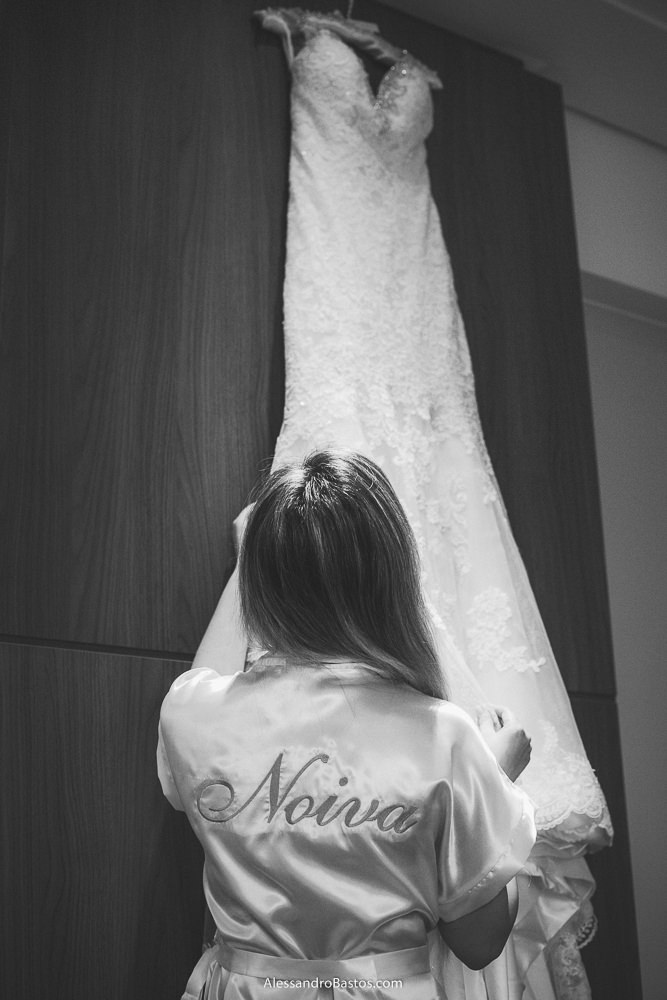 roupão da noiva estava bordado noiva e ela está vendo o vestido do casamento em belo horizonte bh foto pendurado