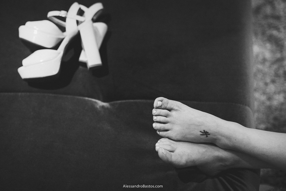 descansando os pés estava a noiva do casamento em belo horizonte bh foto antes de fazer a sua maquiagem com a Gigi