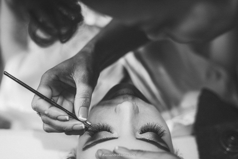 notáveis estão os olhos da noiva do casamento em belo horizonte bh foto após finalizar maquiagem num dia nublado