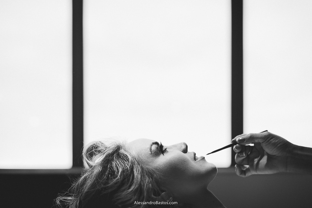 rosto da noiva do casamento em belo horizonte bh foto aparece para cima e sendo maquiado com uma luz maravilhosa