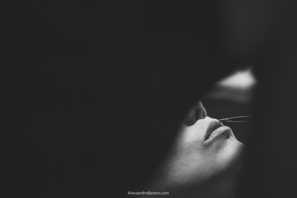 boca em detalhe do momento em que a noiva do casamento em belo horizonte bh foto está sendo maquiada e passando o batom