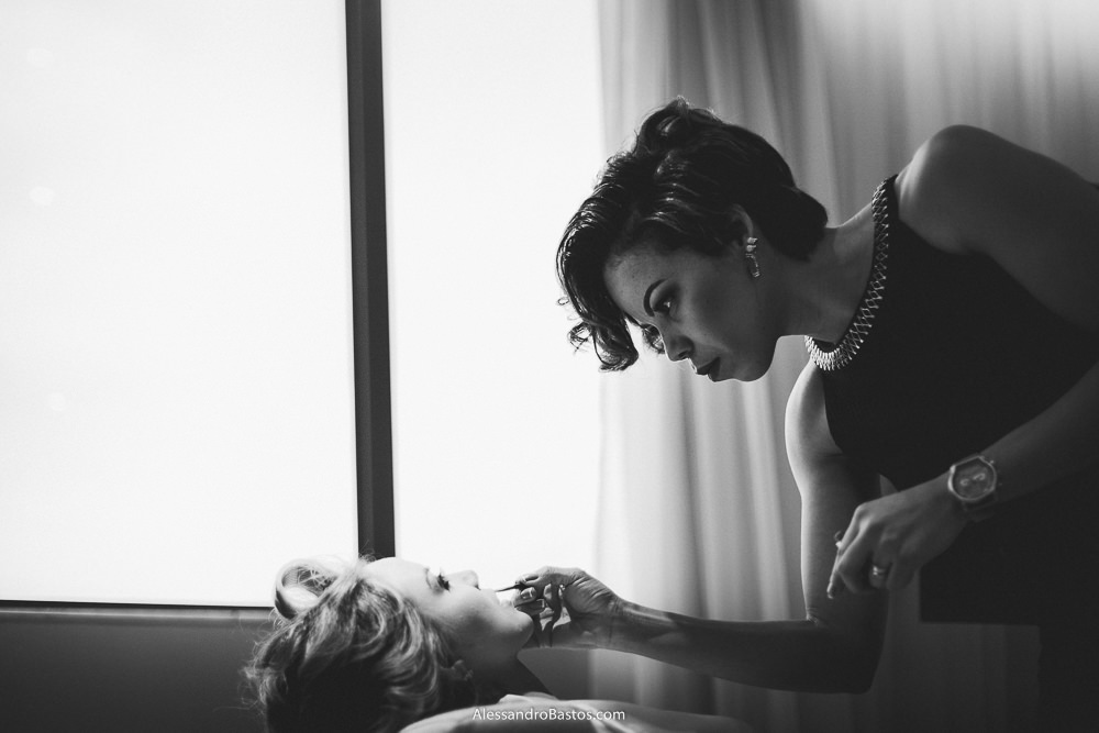 maquiadora Gigi está finalizando a noiva do casamento em belo horizonte bh foto e a olha atentamente