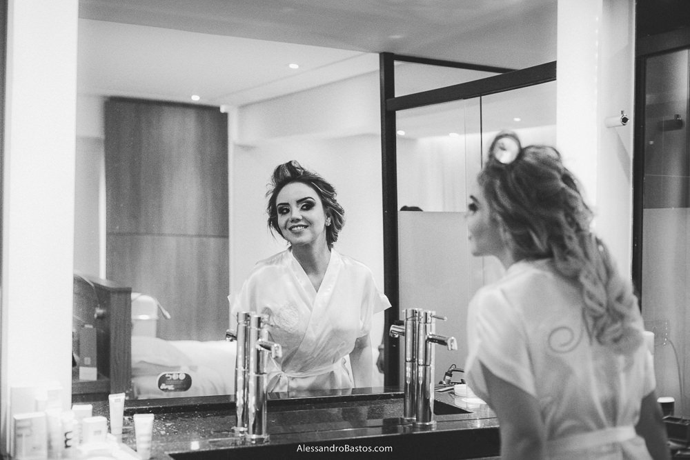 finalizada a maquiagem a noiva do casamento em belo horizonte bh foto e ela se olha no espelho
