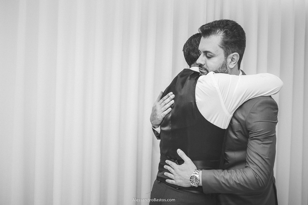 gostoso abraço do pai do noivo no seu filho do casamento em belo horizonte bh foto após se vestirem e sair da casa onde moram