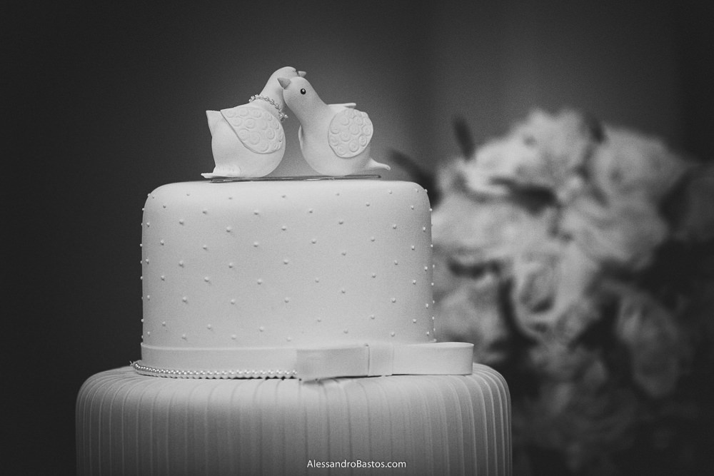 pássaros no topo do bolo do casamento em belo horizonte bh foto são exibidos nesta foto com flores no lado direito