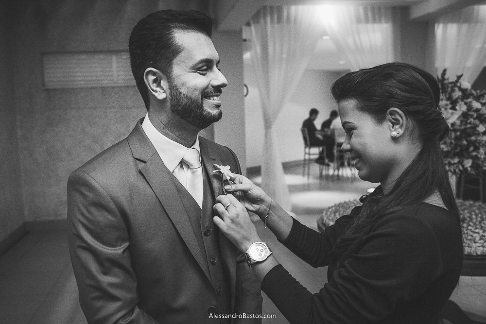 cerimonial do casamento em belo horizonte bh foto coloca a lapela do noivo minutos antes na igreja sorrindo e felizes