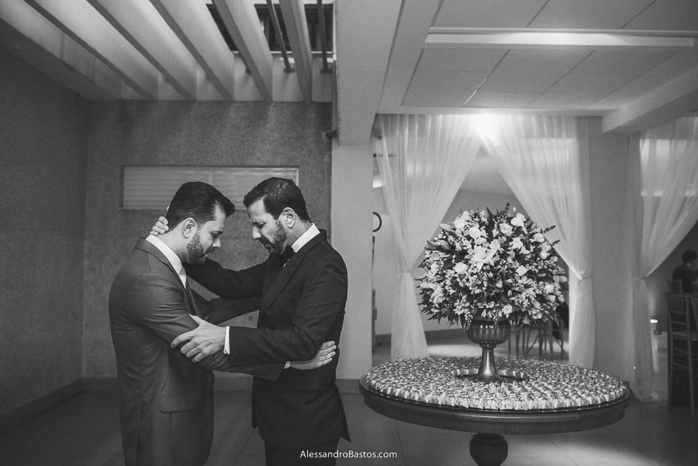 padrinho do noivo do casamento em belo horizonte bh foto o abraça antes de entrar na cerimônia e com ele faz uma oração