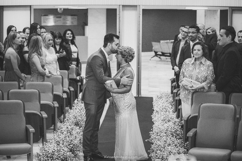 parou no corredor o noivo do casamento em belo horizonte bh foto para beijar a sua mãe na testa