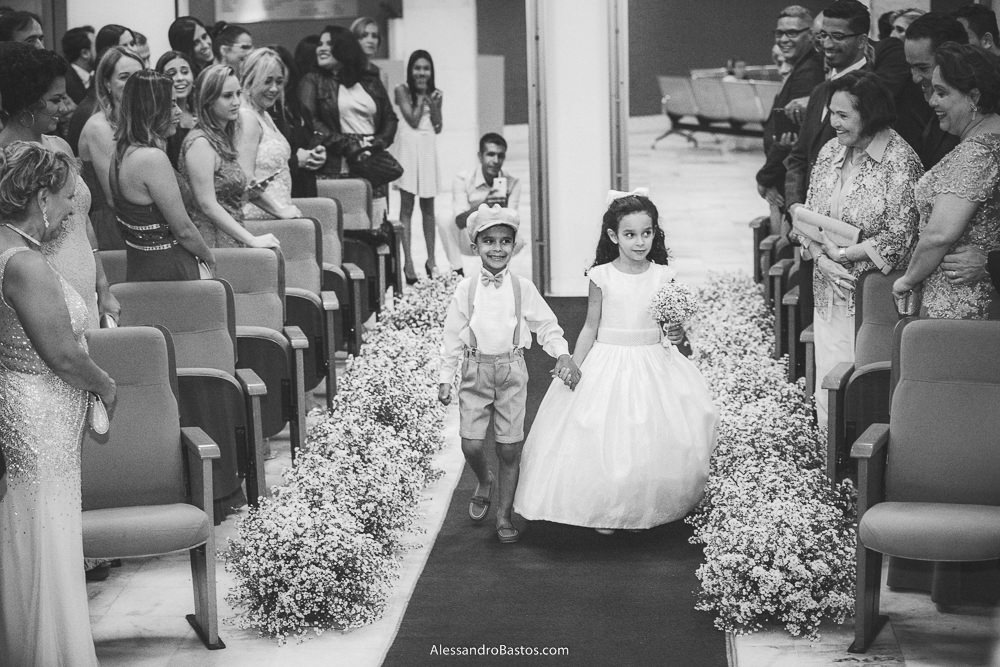pajem e daminha do casamento em belo horizonte bh foto entram no corredor e ele com uma boina