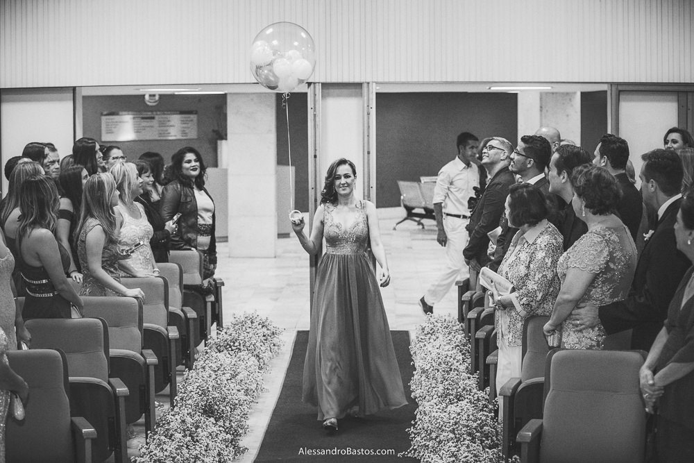 dama de honra do casamento em belo horizonte bh foto entra segurando um grande balão