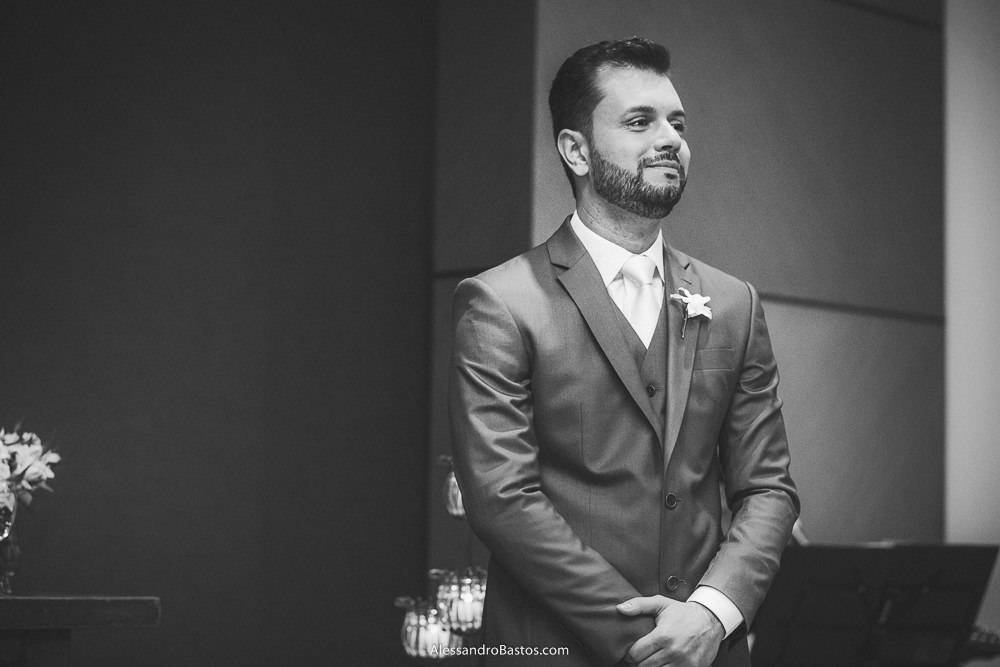 vendo a noiva entrar e sorrindo no casamento em belo horizonte bh foto está o noivo no altar mais alto