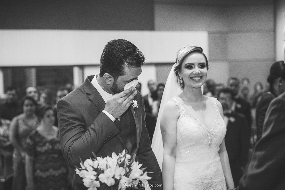 enxugando os olhos o noivo do casamento em belo horizonte bh foto está enquanto a noiva fica alegre