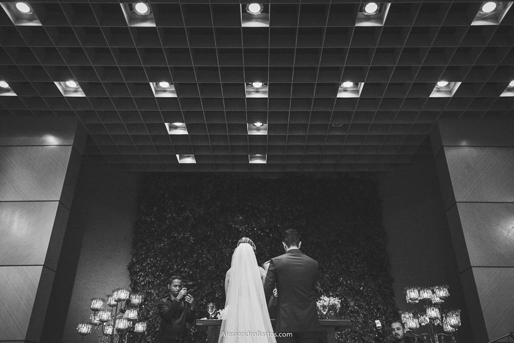 de costas estão os noivos do casamento em belo horizonte bh foto onde se vê a decoração de velas