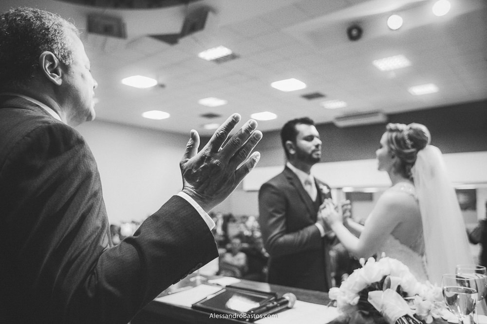 pastor do casamento em belo horizonte bh foto dá ao casal a sua benção