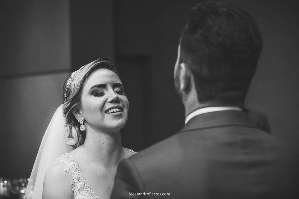 olhos mareados da noiva do casamento em belo horizonte bh foto como noivo a seu lado