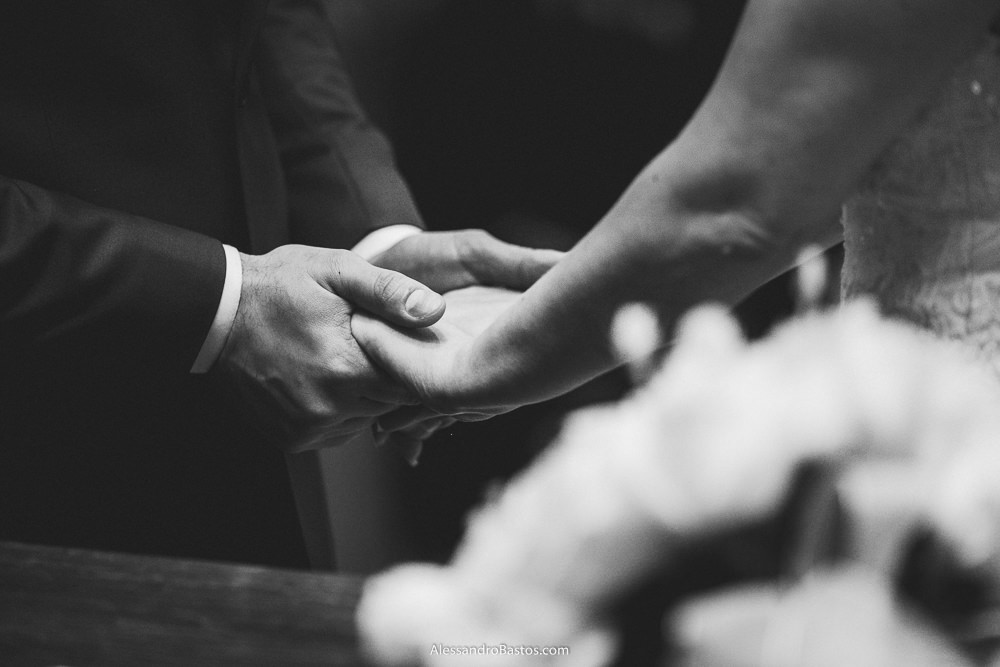 dadas as mãos estão dos noivos do casamento em belo horizonte bh foto com o buquê em primeiro plano