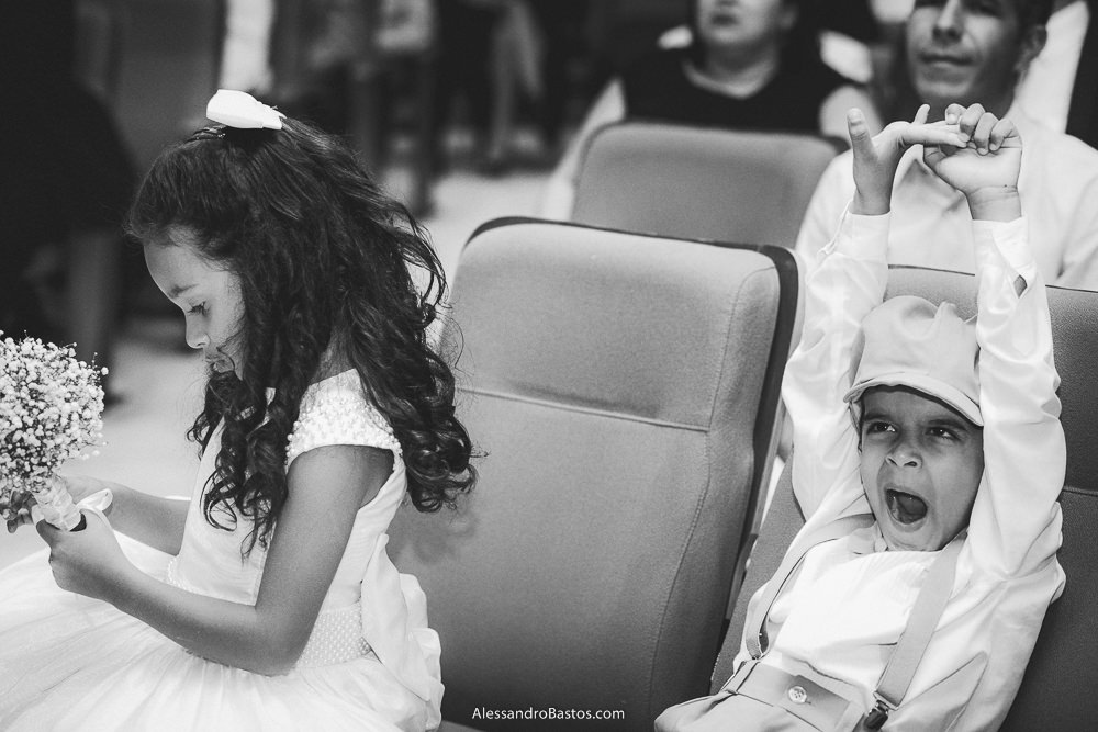 aberta está a boda co pajem do casamento em belo horizonte bh foto enquanto observa o buquê a daminha