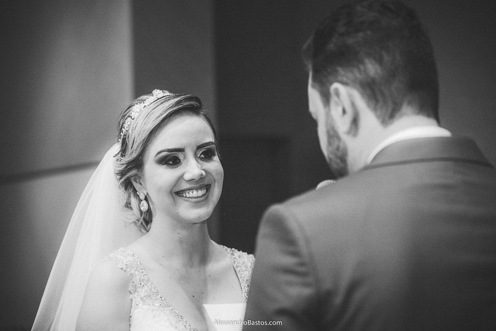 troca de olhares e sorridos dos noivos do casamento em belo horizonte bh foto enquanto ele lê os votos seus