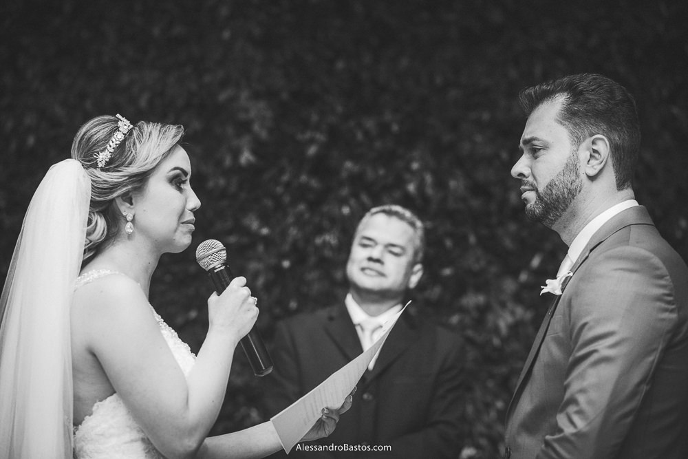 emocionados estão os noivos do casamento em belo horizonte bh foto ao fazerem os votos