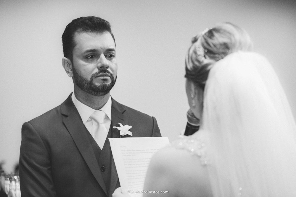 mareados estão os olhos do noivo do casamento em belo horizonte bh foto ao ouvir a noiva falar os votos pra ele