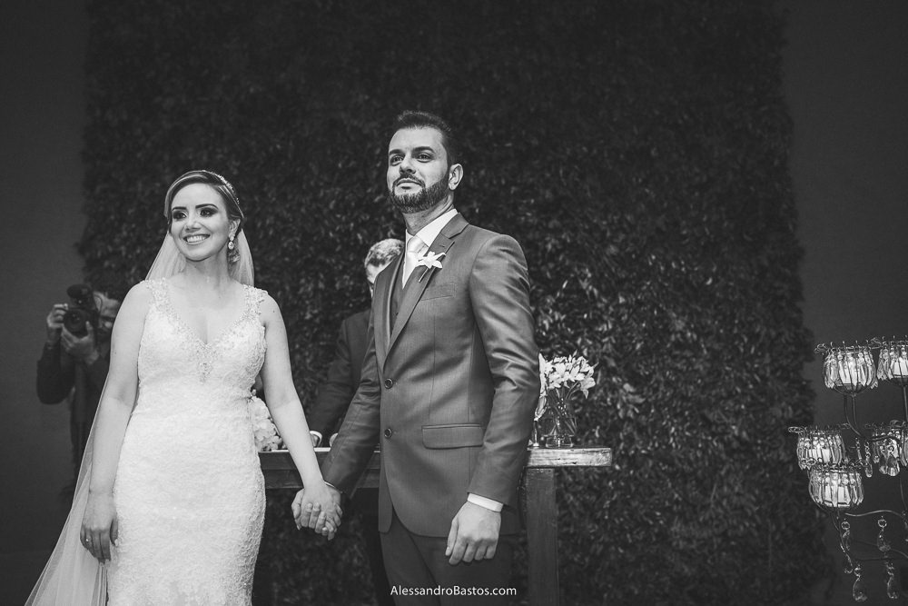 atentamente olham os noivos do casamento em belo horizonte bh foto para a entrada da daminha com as alianças trazendo