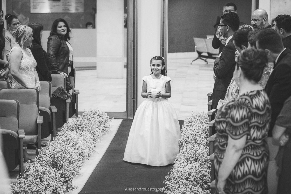 trazendo as alianças está a daminha do casamento em belo horizonte bh foto enquanto os convidados sorriem