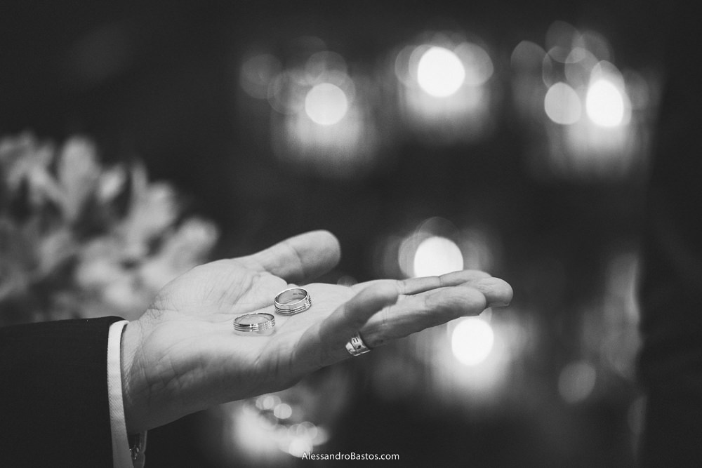 esquerda mão do pastor do casamento em belo horizonte bh foto segura as alianças grandes