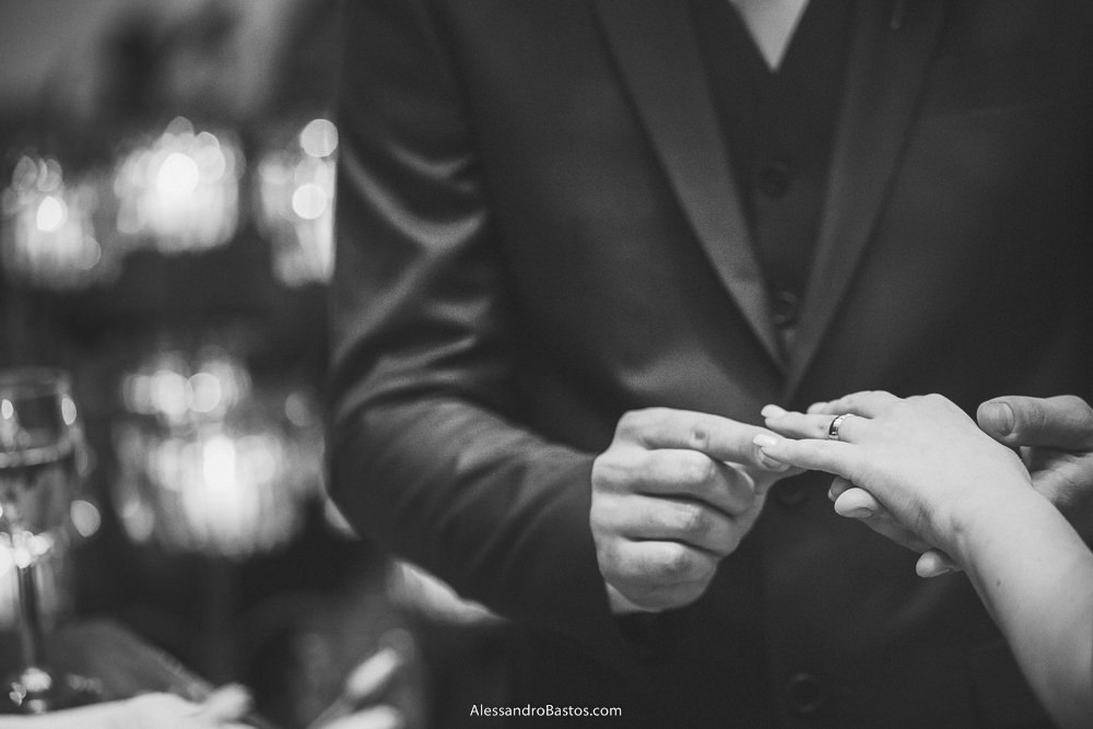 dedo anelar da noiva do casamento em belo horizonte bh foto recebe do noivo o seu anel