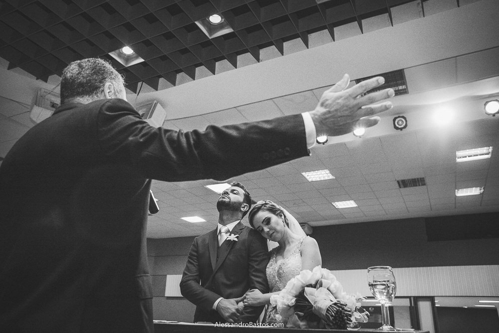 braços abertos está o pastor dos noivos do casamento em belo horizonte bh foto em um momento de adoração