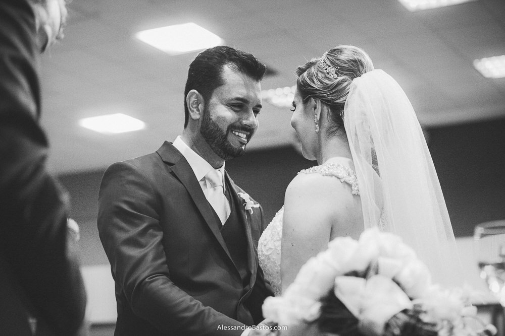 olhos nos olhos dos noivos do casamento em belo horizonte bh foto com ele sorrindo muito