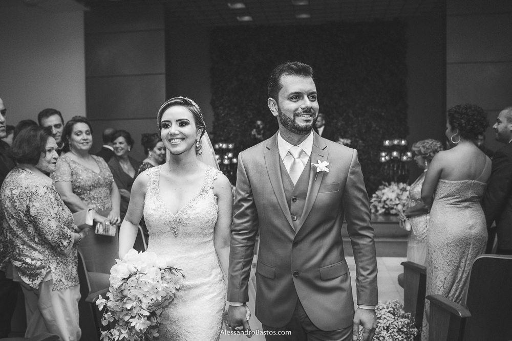 saída dos noivos do casamento em belo horizonte bh foto da igreja no bairro santo antônio