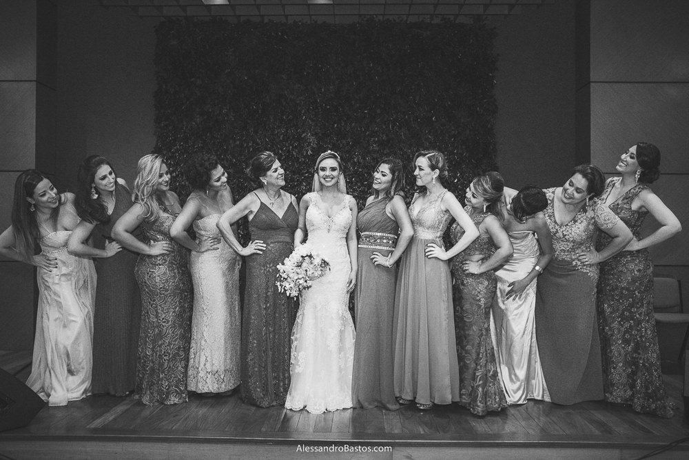madrinhas da noiva do casamento em belo horizonte bh foto posam no altar e pra ela olham