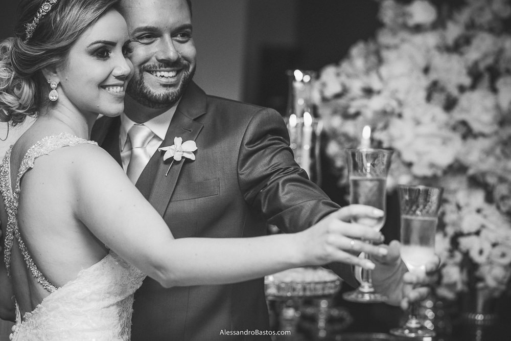 agora apenas os noivos do casamento em belo horizonte bh foto estão brindando