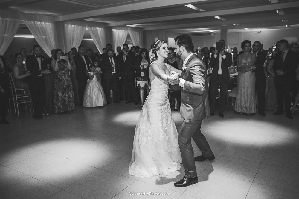 dançando uma valsa estão os noivos do casamento em belo horizonte bh foto e els sorriem muito