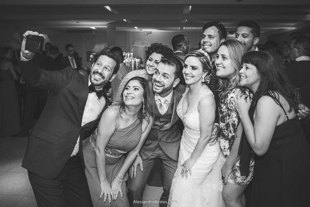 selfie dos noivos do casamento em belo horizonte bh foto com convidados do receptivo