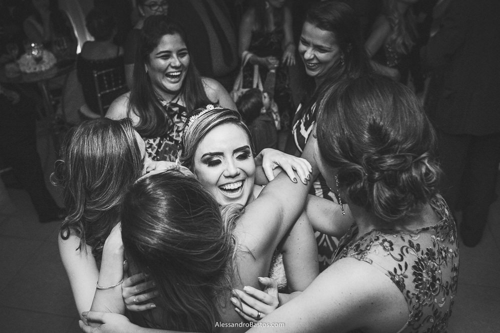 muitas amigas da noiva no casamento em belo horizonte bh foto vão abraçar ela ao mesmo tempo