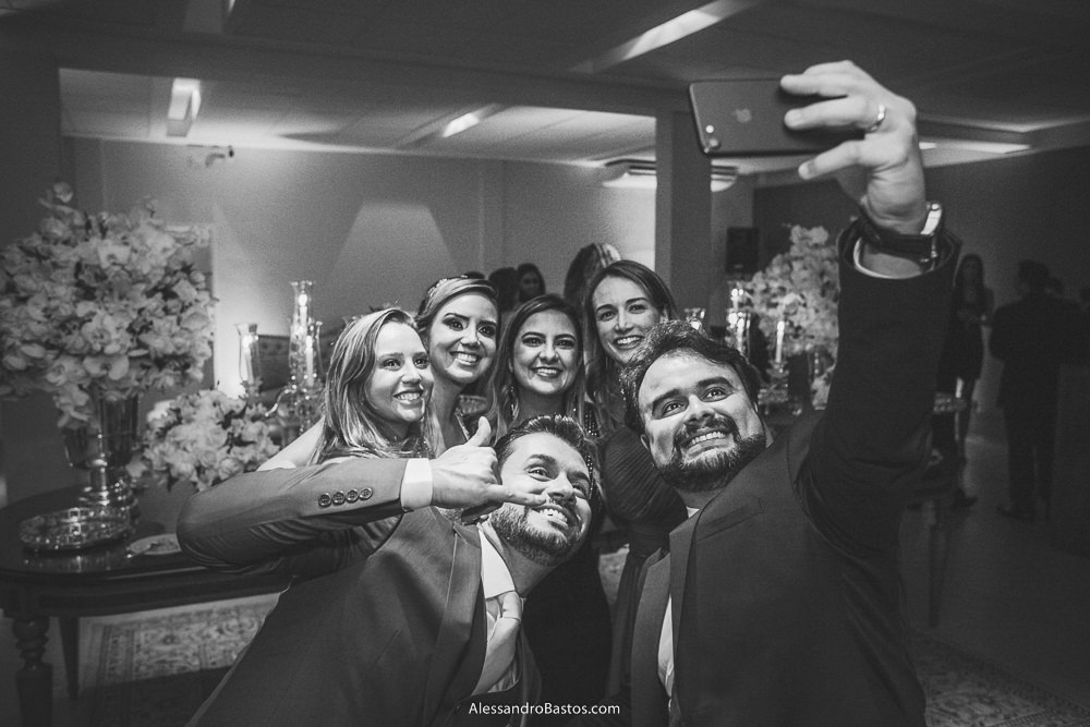 mais uma selfie com os noivos do casamento em belo horizonte bh foto e seus amigos