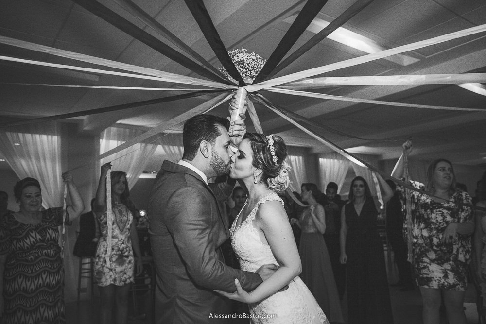 buquê de fitas da noiva do casamento em belo horizonte bh foto foi cortado na festa