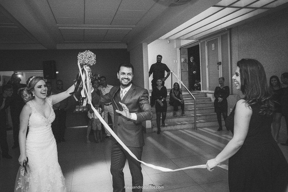 sortuda foi a amiga da noiva do casamento em belo horizonte bh foto quando ganhou o buquê de fitas