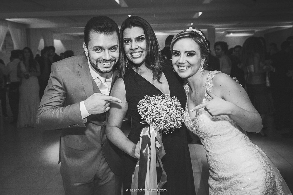 posando com os noivos do casamento em belo horizonte bh foto está a amiga que ganhou o buquê