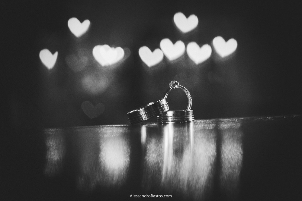 corações nas alianças dos noivos do casamento em belo horizonte bh foto com o anel de noivado