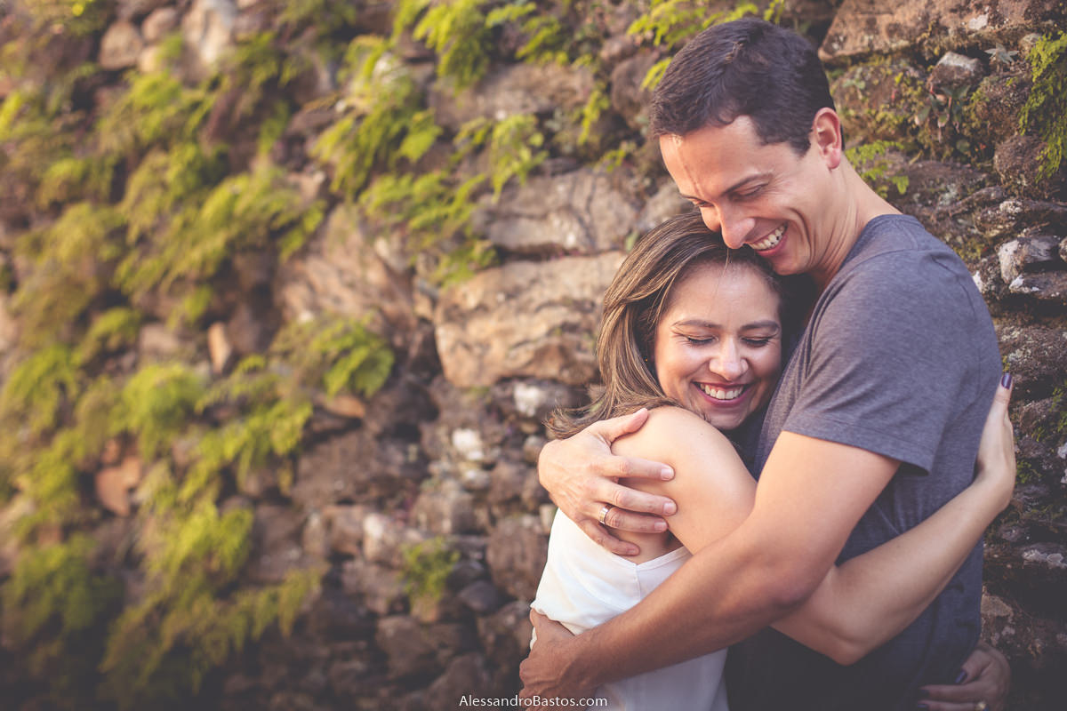 bem apertado é o abraço do noivo na noiva antes do casamento em bh no ensaio pre-wedding em diamantina e com sorrisos belos estavam